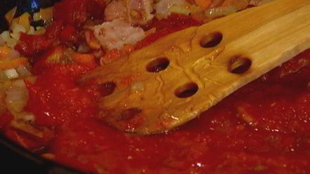 Рецепт тостов с фасолью, беконом и вялеными помидорами