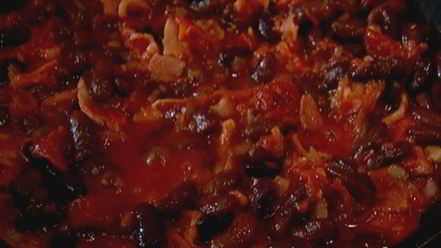 Рецепт тостов с фасолью, беконом и вялеными помидорами