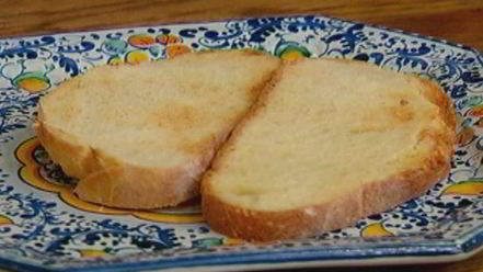 Рецепт тостов с фасолью, беконом и вялеными помидорами