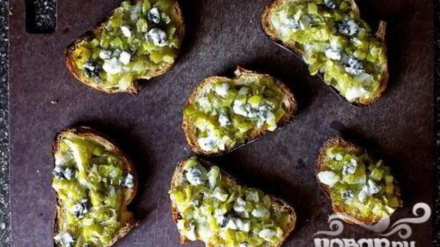 Рецепт тостов с голубым сыром и луком