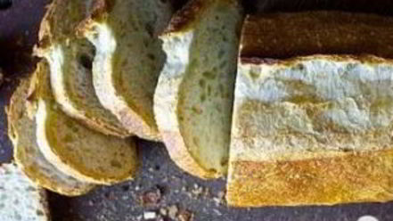 Рецепт тостов с голубым сыром и луком