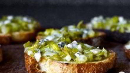 Рецепт тостов с голубым сыром и луком