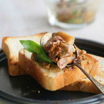 Тосты с грибным соусом