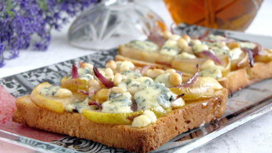 Рецепт тостов с грушей, голубым сыром и кедровыми орешками