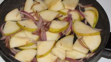 Рецепт тостов с грушей, голубым сыром и кедровыми орешками