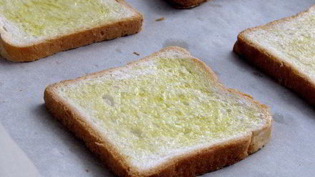 Рецепт тостов с грушей, голубым сыром и кедровыми орешками