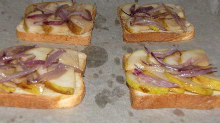Рецепт тостов с грушей, голубым сыром и кедровыми орешками