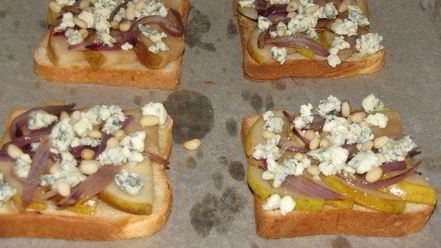 Рецепт тостов с грушей, голубым сыром и кедровыми орешками