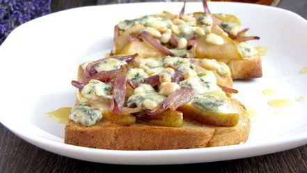 Рецепт тостов с грушей, голубым сыром и кедровыми орешками