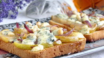 Рецепт тостов с грушей, голубым сыром и кедровыми орешками