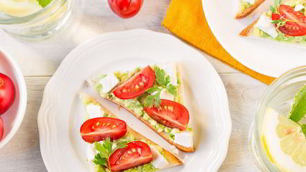 Рецепт тостов с гуакамоле и помидорами