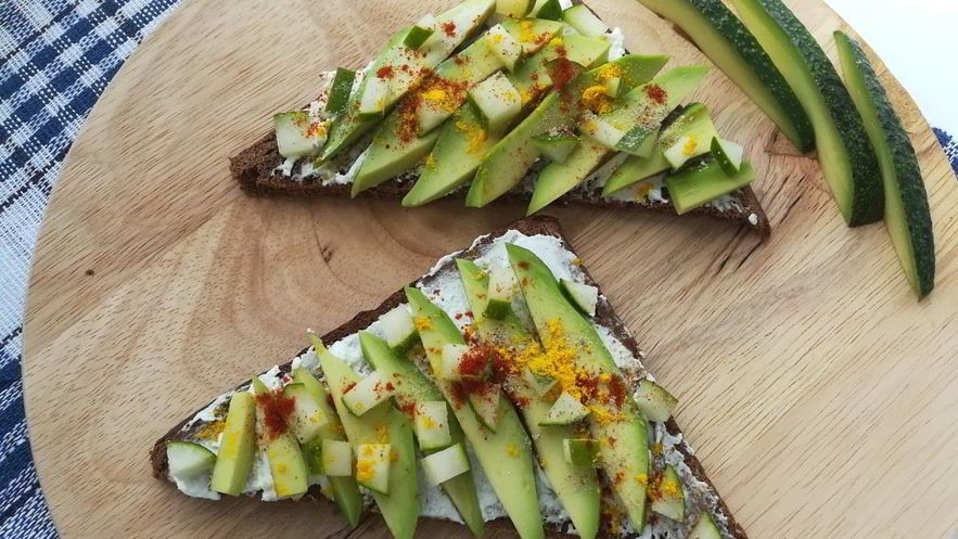 Рецепт тостов с каймаком и авокадо