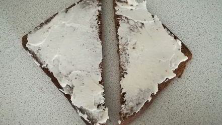 Рецепт тостов с каймаком и авокадо