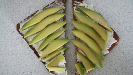 Рецепт тостов с каймаком и авокадо