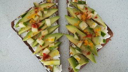 Рецепт тостов с каймаком и авокадо