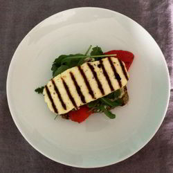 Рецепт Тостов с хумусом, рукколой и адыгейским сыром гриль