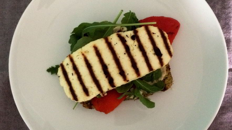 Рецепт тостов с хумусом, рукколой и адыгейским сыром гриль
