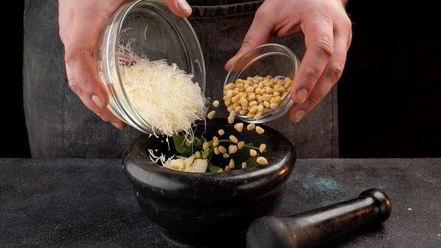 Рецепт тостов с креветками и песто