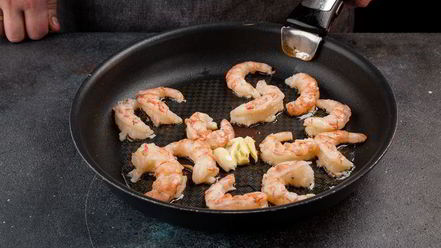 Рецепт тостов с креветками и песто