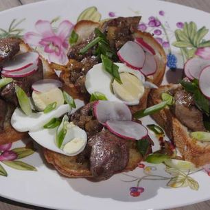 Рецепт Тостов с куриной печенью, редиской и яйцом