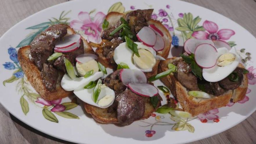 Рецепт тостов с куриной печенью, редиской и яйцом