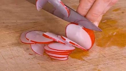 Рецепт тостов с куриной печенью, редиской и яйцом