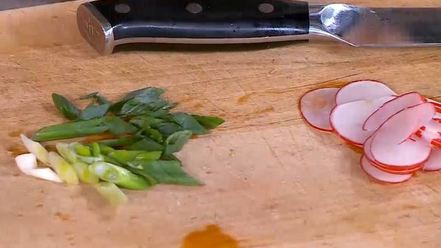 Рецепт тостов с куриной печенью, редиской и яйцом