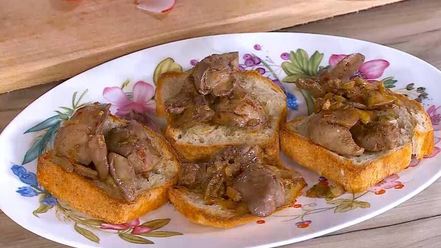 Рецепт тостов с куриной печенью, редиской и яйцом