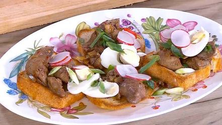 Рецепт тостов с куриной печенью, редиской и яйцом