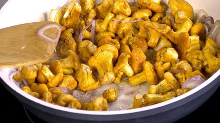 Рецепт тостов с лисичками и лимонным сыром