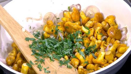 Рецепт тостов с лисичками и лимонным сыром