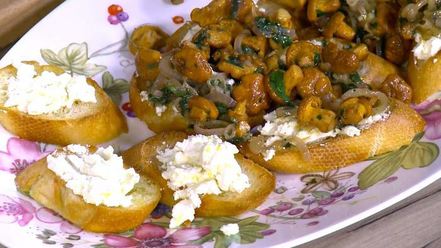 Рецепт тостов с лисичками и лимонным сыром