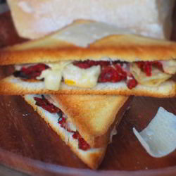 Рецепт Тостов с пармезаном, оливками и вялеными помидорами