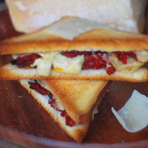 Рецепт Тостов с пармезаном, оливками и вялеными помидорами