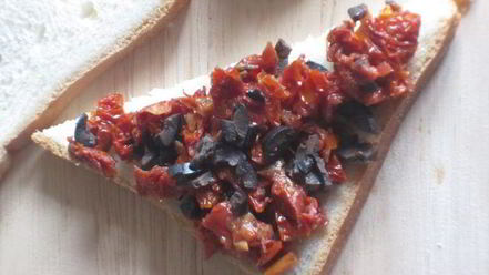 Рецепт тостов с пармезаном, оливками и вялеными помидорами