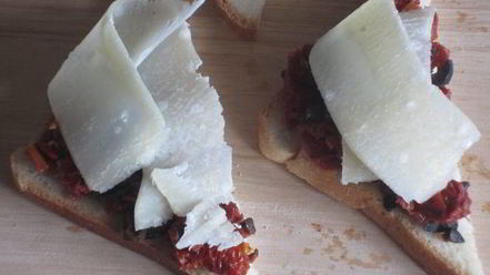 Рецепт тостов с пармезаном, оливками и вялеными помидорами