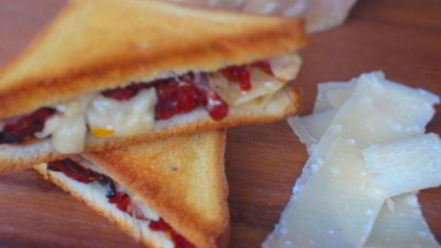 Рецепт тостов с пармезаном, оливками и вялеными помидорами