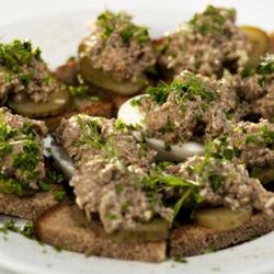 Рецепт Тостов с паштетом из говяжьей печенки