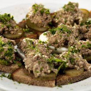 Рецепт Тостов с паштетом из говяжьей печенки