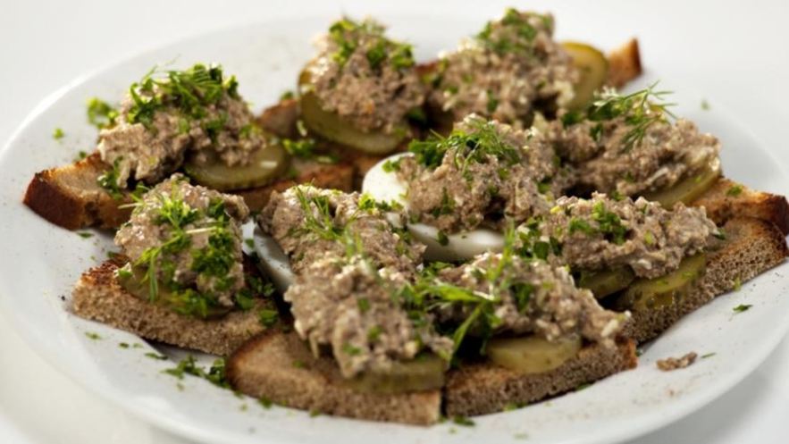 Рецепт тостов с паштетом из говяжьей печенки