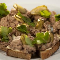 Рецепт Тостов с паштетом из говяжьей тушенки