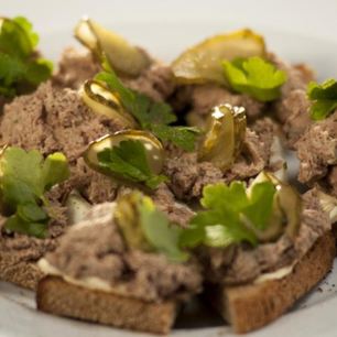 Рецепт Тостов с паштетом из говяжьей тушенки