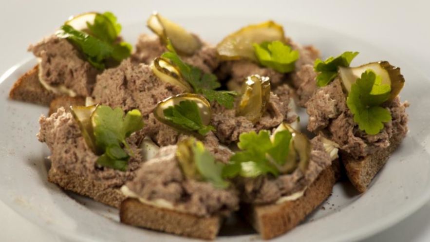 Рецепт тостов с паштетом из говяжьей тушенки