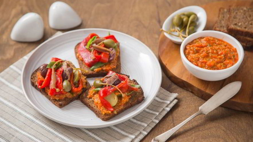 Рецепт тостов с печеными перцами и анчоусами