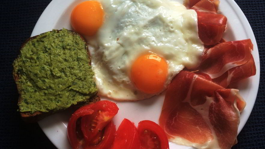 Рецепт тостов с пюре из молодого горошка к завтраку