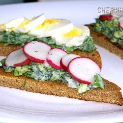 Рецепт Тостов с руколой и яйцом, зеленью и редисом