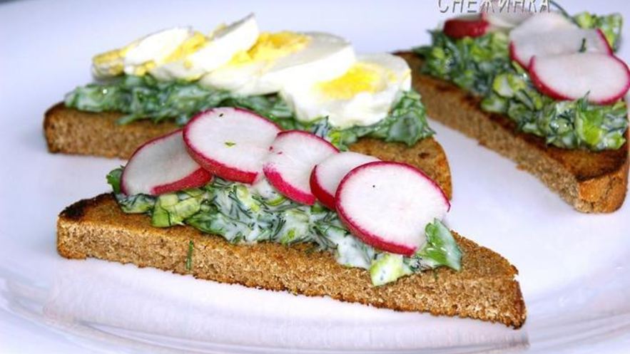 Рецепт тостов с руколой и яйцом, зеленью и редисом