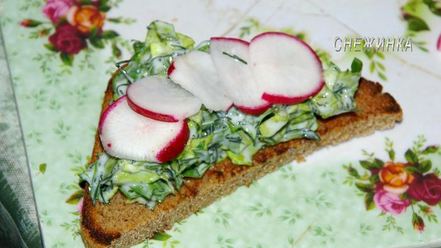 Рецепт тостов с руколой и яйцом, зеленью и редисом