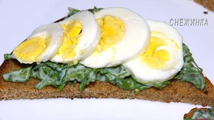 Рецепт тостов с руколой и яйцом, зеленью и редисом