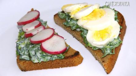 Рецепт тостов с руколой и яйцом, зеленью и редисом